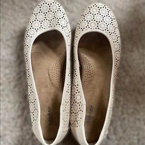 9 1/2 Sonoma Cream Flats